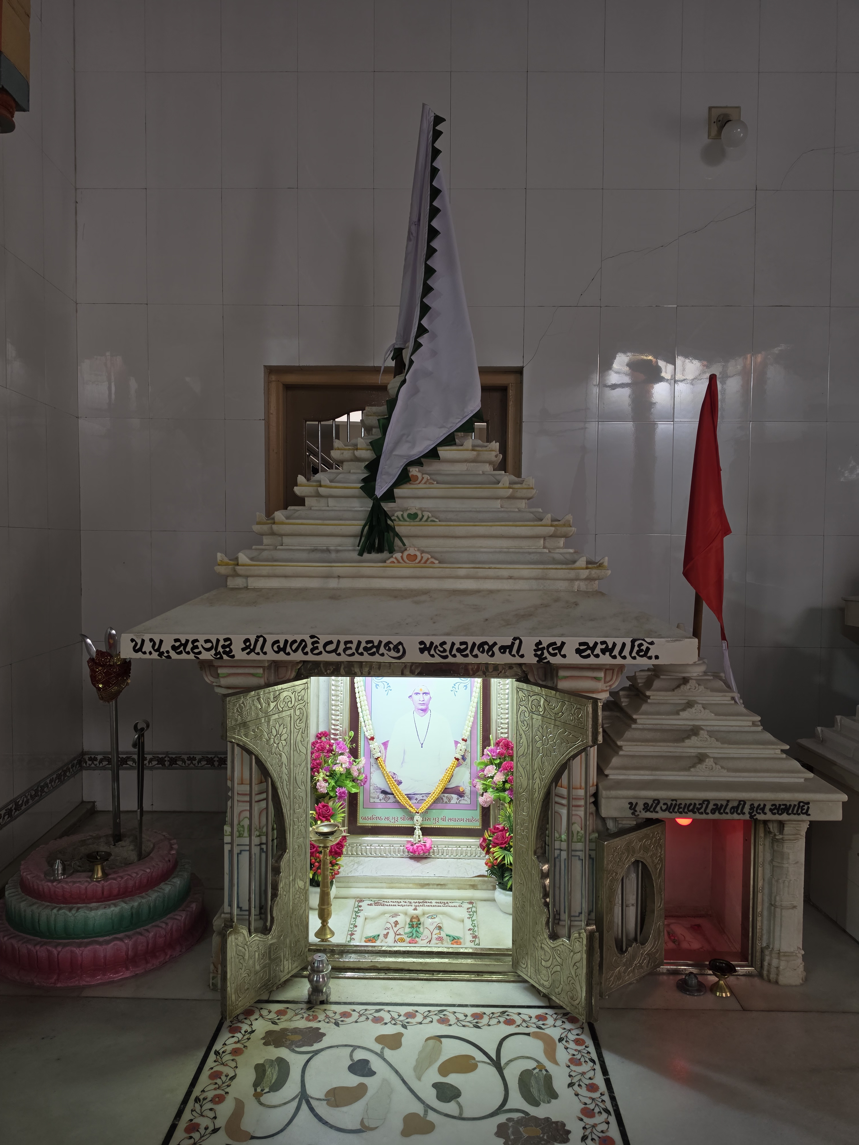 બ્રહ્મનિષ્ઠ સદ્‌ગુરુ શ્રી બળદેવદાસ મહારાજની ફૂલ સમાધિ